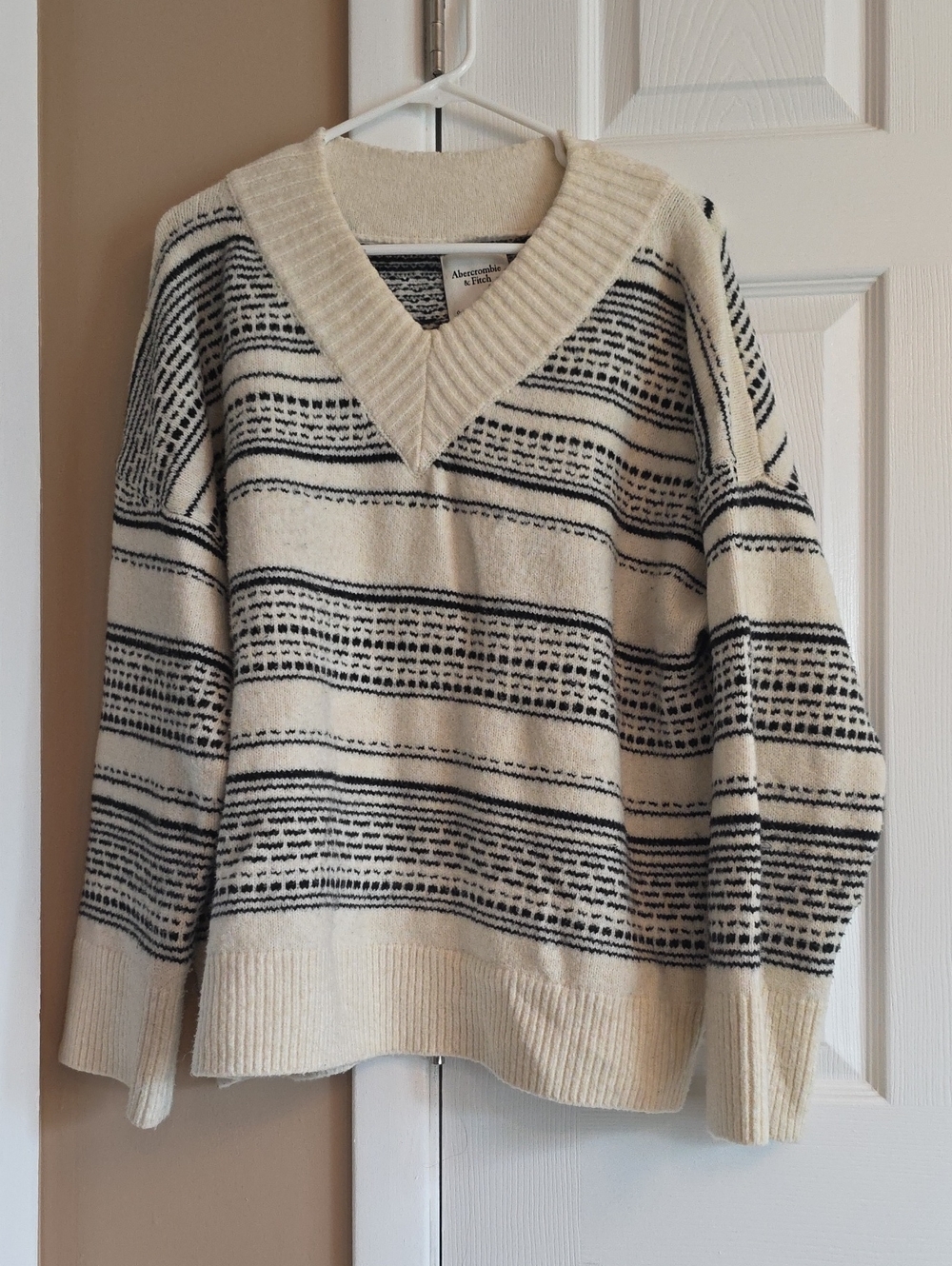 Abercrombie & Fitch Women's Cream and Black Striped V-Neck Sweater Size L